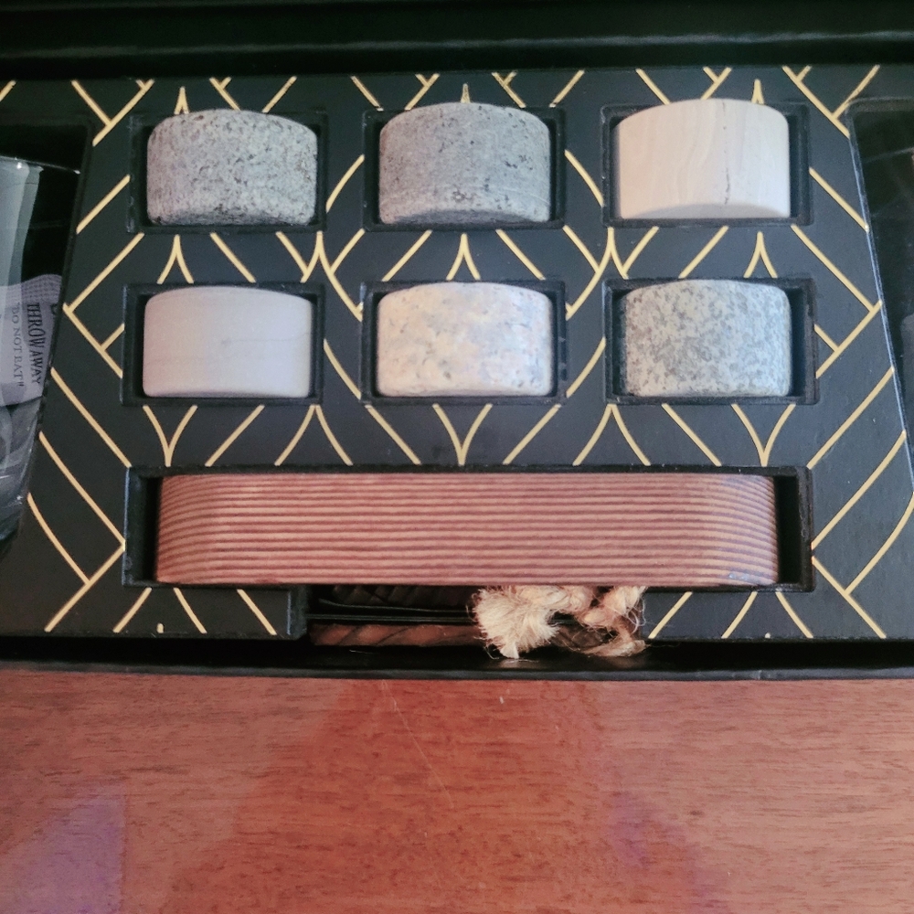 New ROCKS Whiskey Chilling Stones Gift Set.